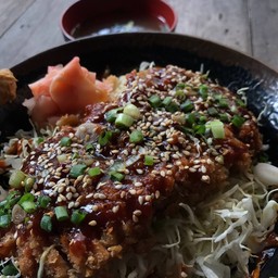 ข้าวหมูทอดราดซอสเดมิเกลส