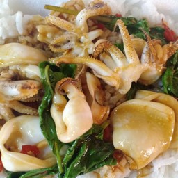 ผัดกะเพราปลาหมึก