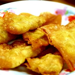 เกี๊ยวกรอบหน้าโรงเรียน