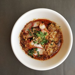 เกี๊ยวกุ้งต้มยำ ใส่หมูแดง