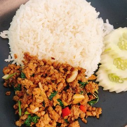 ข้าวราดผัดกะเพรา