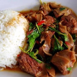 ข้าวราดกะเพราเนื้อตุ๋น