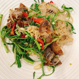 เส้นหมี่ผัดผักกระเฉด