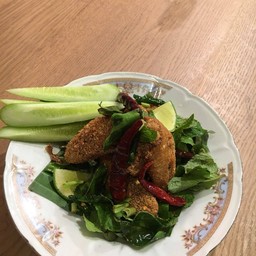 ปีกไก่ทอดน้ำปลาข้าวคั่วและใบมะกรูด