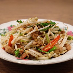 ถั่วงอกผัดเบคอนและหมูสับ