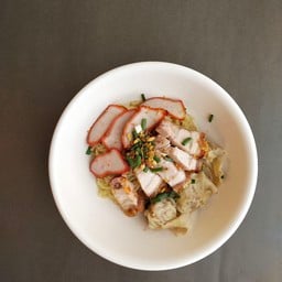 บะหมี่เกี๊ยวหมูแดงหมูกรอบ