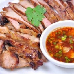 ชาลีหมูกรอบอบถังและตามสั่ง