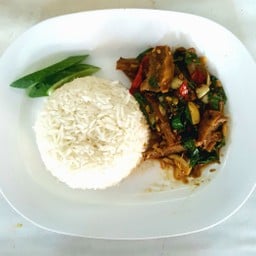 กระเพราเนื้อสดราดข้าว