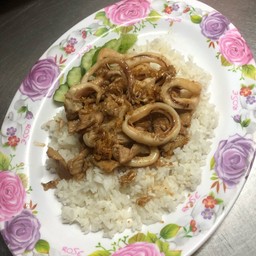 ข้าวราดทอดกระเทียมพริกไทย