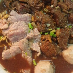ก๋วยเตี๋ยวเนื้อ เส้นมาม่า (พิเศษ)