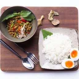 ข้าวกะเพราผัดพริกแกงคั่วกลิ้งหมูสับ ไข่ต้ม