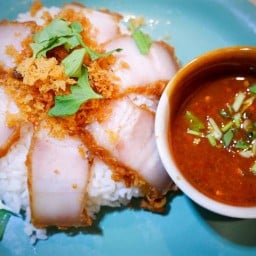 เจ๊กหมูทอด น้ำจิ้มแจ่วหม่าล่า พร้อมน้ำซุป