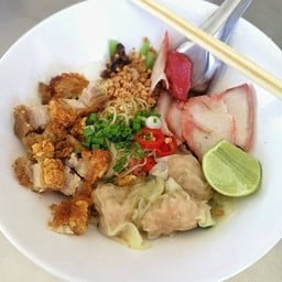 บะหมี่ เกี๊ยวกุ้ง หมูแดง หมูกรอบ ยำ (ลืมไข่) แห้ง - พี่หน่อง คำโฮม