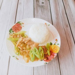 ราดหน้ายอดผัก ส.รวิชญ์ เอ็มไพร์ คลอง4