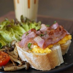 ขนมปังไข่คนกับเบคอน