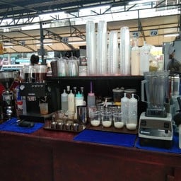 กาแฟคนด้ามขวาน ผลไม้สดปั่นสมูทตี้ ม.5 ท้ายซอยวัดด่าน