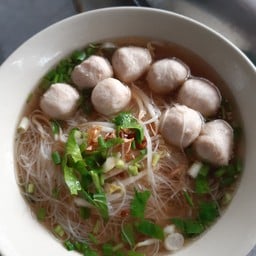 เส้นหมี่น้ำใส ลูกชิ้นหมูอย่างเดียว