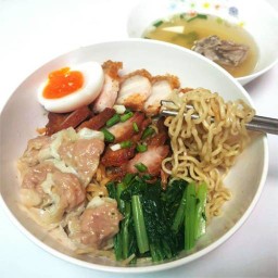 ศกุนตลา 4 บะหมี่ไข่สูตรโบราณ ข้าวหมูแดง ท่าอิฐ