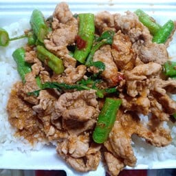 ผัดพริกแกงแดงหมูชิ้น