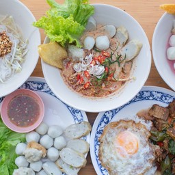 ก๋วยเตี๋ยวลูกชิ้นปลา หน้าบ้าน