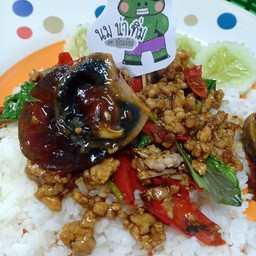 ข้าวราดกระเพราไข่เหยี่ยวม้า