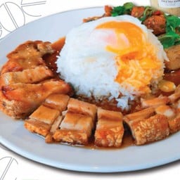 กะเพรา​หมู​กรอบ​+หมูกรอบ