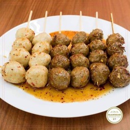 ลูกชิ้น ปิ้ง เนื้อแท้ นำ้จิ้มรสเด็ด ชุด 5 ไม้