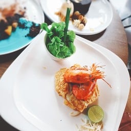 ด้วยรูปลักษณ์และรสชาติที่ลงตัวของเส้นผัดไทย ประกอบกับเครื่องเคียงที่ควบคู่กันอย่