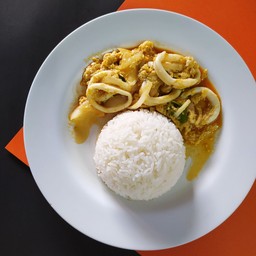 ข้าวผงกะหรี่ปลาหมึก