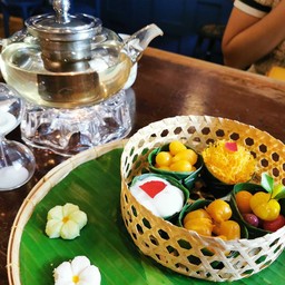 ชุดตะกร้ากลมขนมไทย และชากุหลาบ
