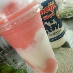 สตอเบอรี่ โยเกิร์ต ( ดัชมิลล์ )  ใส่แก้ว