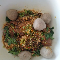 เส้นใหญ่แห้งทุกอย่างมันลอยใส่ถั่วป่น