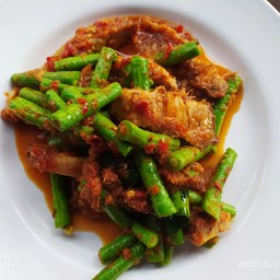 พริกแกงหมูกรอบใสถั่ว