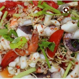 ยำมาม่าทะเล (กุ้งหมึก)