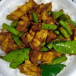 ผัดพริกแกงใต้หมูกรอบ