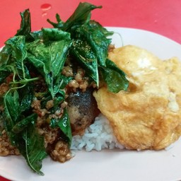 ไข่เยี่ยวม้าผัดกระเพรากรอบ