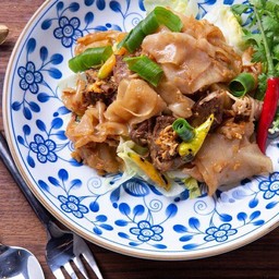 เส้นใหญ่ผัดหมูกะปิ