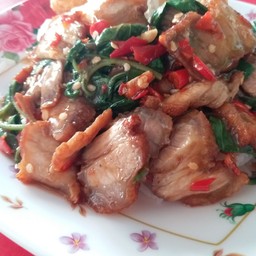 ข้าวกระเพราหมูกรอบ