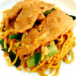 ผัดซีอิ๊วหมูหมี่เหลือง