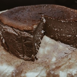 เมนูขายดี Basque Burnt Cheesecake รส Chocolate โทรสอบถามก่อนกดสั่งนะคะ 0918812688 หรือ Line summerdaisy.bkk