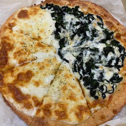 พิซซ่าคีโต 2 หน้า ดับเบิ้ลชีสและผักโขมชีส (ใหญ่ 12นิ้ว 8ชิ้น)