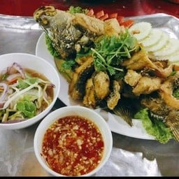 ปลากระพงทอดน้ำปลากับน้ำจิ้มซีฟู้ดส์ และน้ำยำมะม่วง