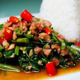 ผัดผักบุ้งไฟแดงราดข้าว