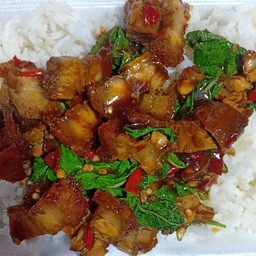 ผัดกะเพราหมูกรอบ