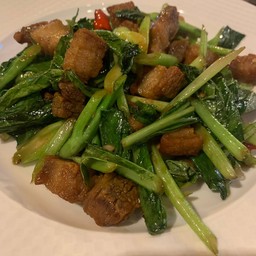 คะน้าหมูกรอบราดข้าว