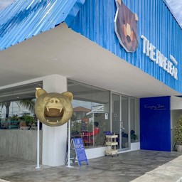 ร้านมีที่จอดรถสะดวก มีที่นั่งรอสะดวกสบาย