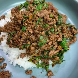 ผัดกะเพราเนื้อสับกระเทียมโทน