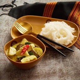 ขนมจีนแกงเขียวหวานไก่ (CHICKEN IN GREEN CURRY RICE NOODLE)