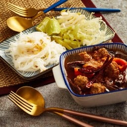 ขนมจีนน้ำเงี้ยว (RICE NOODLE WITH SPICY PORK SAUCE)