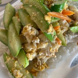ข้าวราดผัดแตงกวาใส่ไข่